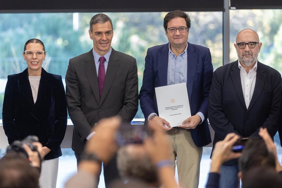 Archivo - El presidente del Gobierno, Pedro Sánchez y el ministro para la Transformación Digital y de la Función Pública, Óscar López, durante la firma con los sindicatos del acuerdo de funcionarios el pasado mes de noviembre