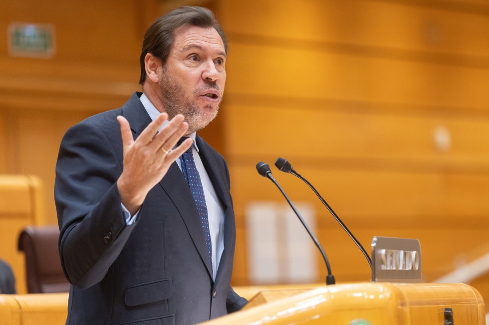 El ministro de Transportes y Movilidad Sostenible, Óscar Puente, comparece para dar cuenta del caos ferroviario, en el Senado,  a 29 de enero de 2026, en Madrid (España).