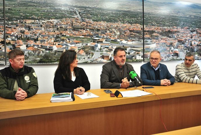 El delegado territorial de Sostenibilidad y Medio Ambiente de la Junta de Andalucía en Granada, Manuel Francisco García, ha visitado el Ayuntamiento de Baza (Granada)