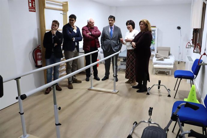 El vicepresidente segundo del Gobierno de C-LM, José Manuel Caballero, en el centro de mayores de Torre de Juan Abad.