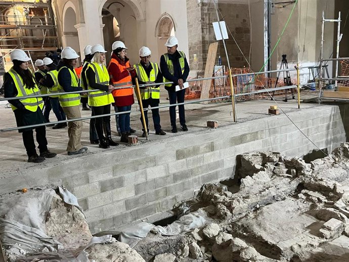 Visita a los trabajos de restauración de la antigua iglesia de Santo Domingo.