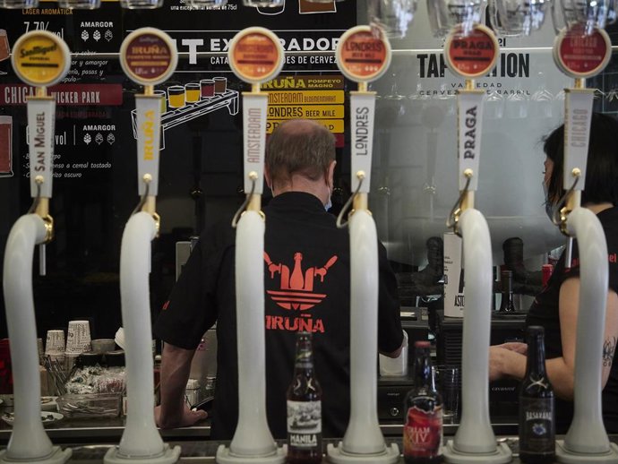 Archivo - Un camarero en la barra de un bar 