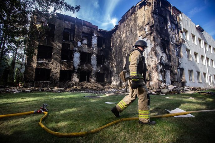 Archivo - August 18, 2025, Sumy, Sumy, Ukraine: A firefighter with a hose at the Sumy University campus after a Russian attack.
