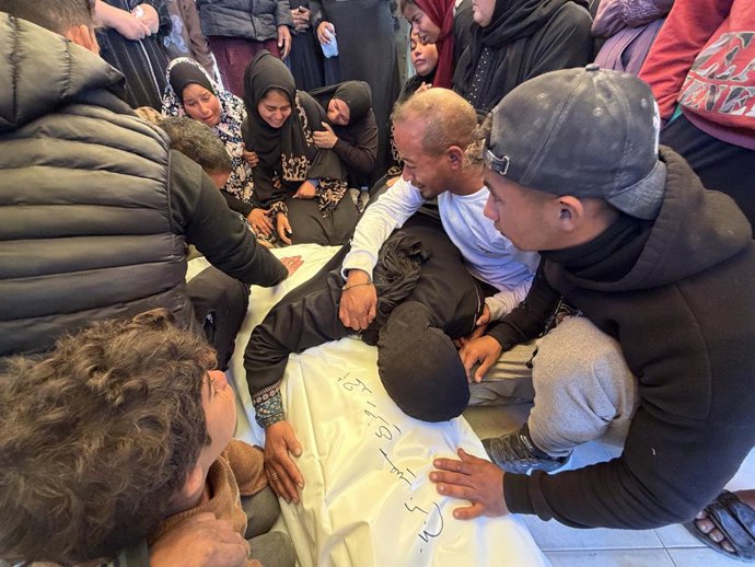 29 de janeiro de 2026, Khan Yunis, Faixa de Gaza, Território Palestino: Palestinos se despedem do corpo de Ahmed Barabakh, 32 anos, no Complexo Médico Nasser, em Khan Younis, após ele ter sido baleado pelas forças israelenses no centro de Khan Younis, no 