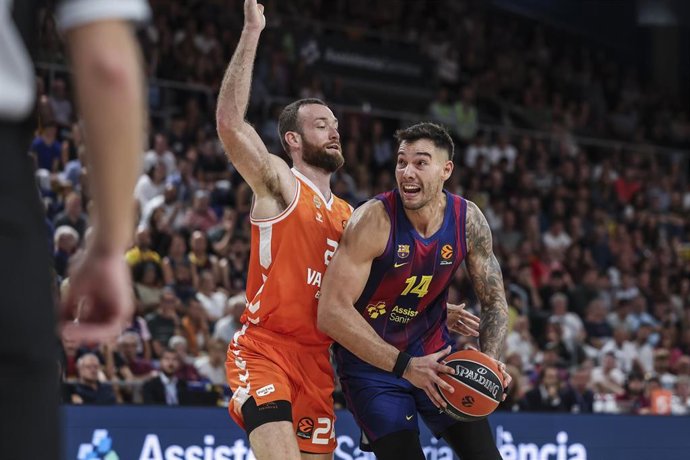 Archivo - Matt Costello defendiendo a Willy Hernangómez