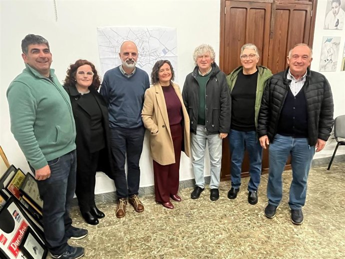 Representantes del PSIB reunidos con vecinos de Maria de la Salut para debatir sobre el nuevo plan urbanístico.