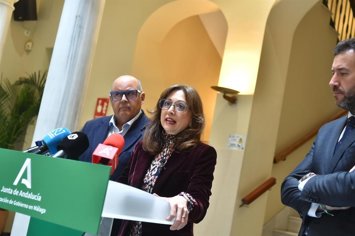 La delegada del Gobierno andaluz en Málaga, Patricia Navarro, y el al alcalde de Vélez Málaga, Jesús Lupiáñez, informan de alegaciones a la propuesta para la provincia de la red eléctrica.