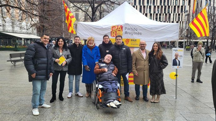 Mesa informativa del PAR en el centro de Zaragoza.