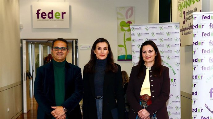 Imagem da reunião de trabalho da Rainha Letizia com a Diretoria e a equipe profissional da Federação Espanhola de Doenças Raras (FEDER).