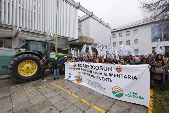 Agricultores durante la concentración 'No a Mercosur. En Defensa de la Soberanía Alimentaria. Por una PAC más fuerte'. A 29 de enero de 2026, en Córdoba (Andalucía, España). Las organizaciones agrarias Asaja, COAG, UPA y Cooperativas Agroalimentarias de l