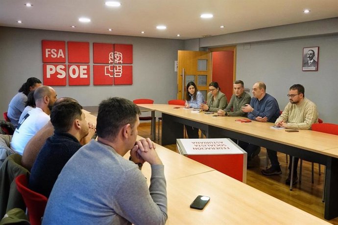 Reunión del comité de empresa de Ence-Navia con miembros de la FSA-PSOE, Soma-Fitag-UGT y CCOO.