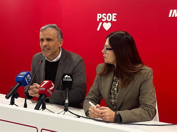 El vicesecretario general del PSOE de Málaga y diputado en el Congreso, Ignacio López, y la también diputada en el Congreso, Isabel Pérez, en rueda de prensa
