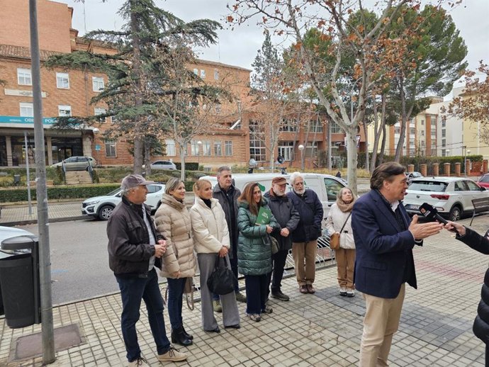 El candidato de Teruel Existe, Tomás Guitarte, atiende a los medios de comunicación.