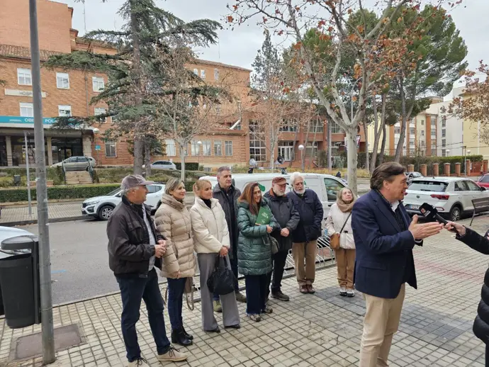 El candidato de Teruel Existe, Tomás Guitarte, atiende a los medios de comunicación.