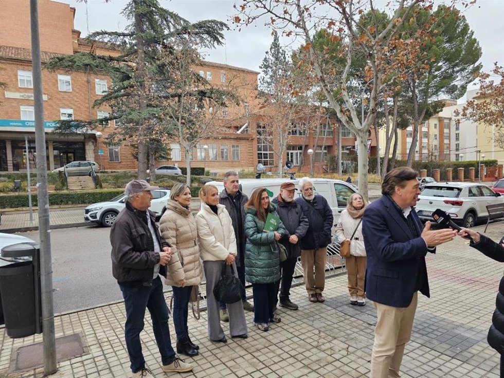 El candidato de Teruel Existe, Tomás Guitarte, atiende a los medios de comunicación.