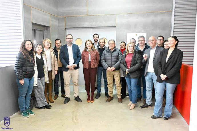 El alcalde de Tomelloso entrega a las autoescuelas las llaves de la nueva Pista de Conductores.