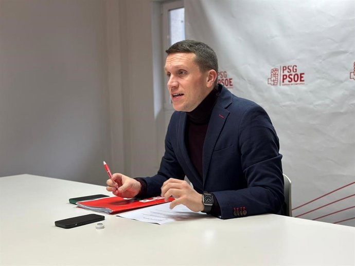 El secretario xeral del PSOE compostelano y diputado autonómico, Aitor Bouza, en rueda de prensa