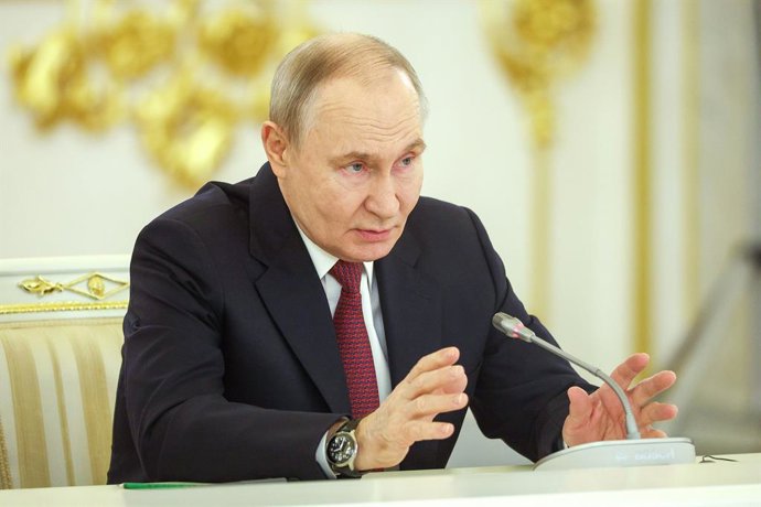 RÚSSIA, MOSCOU - 29 DE JANEIRO DE 2026: Vladimir Putin, presidente da Rússia, é visto durante uma reunião com Mohammed bin Zayed Al Nahyan, presidente dos Emirados Árabes Unidos (EAU), no Kremlin de Moscou.