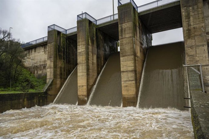 Presa de Los Canchales en Mérida, desembalsando agua.