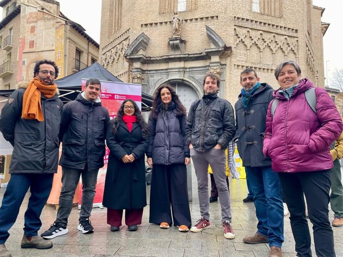 La candidata de Izquierda Unida y Movimiento Sumar a la Presidencia del Gobierno de Aragón, Marta Abengochea, en una mesa informativa en Zaragoza.