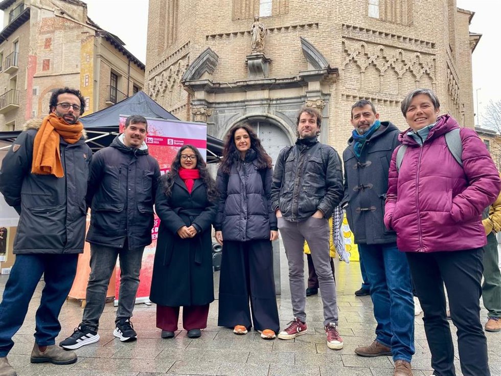 La candidata de Izquierda Unida y Movimiento Sumar a la Presidencia del Gobierno de Aragón, Marta Abengochea, en una mesa informativa en Zaragoza.