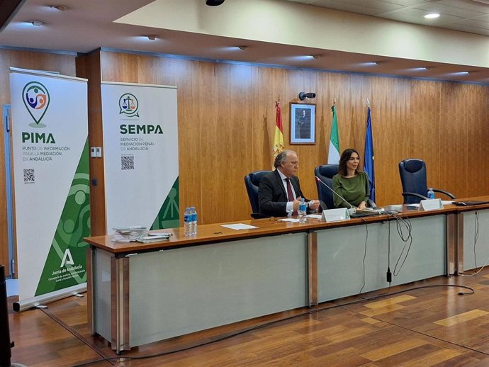 La delegada de Justicia, Administración Local y Función Pública, Teresa Pardo, ha inaugurado este jueves unas jornadas sobre mediación.