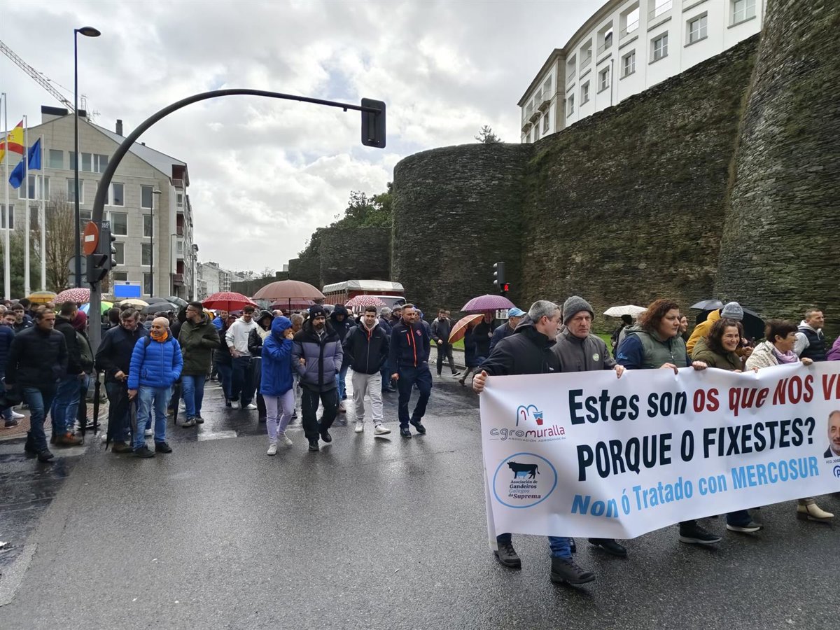 Tractores de la provincia de Lugo vuelven a bloquear la ciudad en una nueva manifestación contra Mercosur