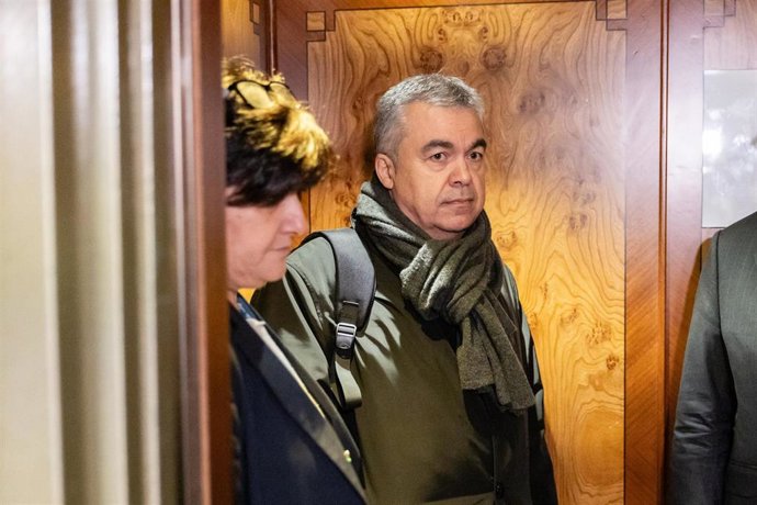 Archivo - El ex secretario de Organización del PSOE Santos Cerdán (c) a su salida de la comisión de investigación del ‘caso Koldo’, en el Senado, a 17 de diciembre de 2025, en Madrid (España).