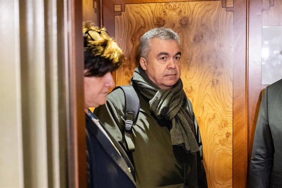 Archivo - El ex secretario de Organización del PSOE Santos Cerdán (c) a su salida de la comisión de investigación del caso Koldo, en el Senado, a 17 de diciembre de 2025, en Madrid (España).