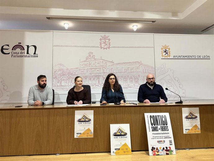 La concejala de Turismo, Mercedes Escudero (centro), ha presentado este jueves el VII Concurso 'La Mejor Tapa de León' acompañada de Paula Álvarez, gerente de la Asociación Hostelería de León (a su izquierda).