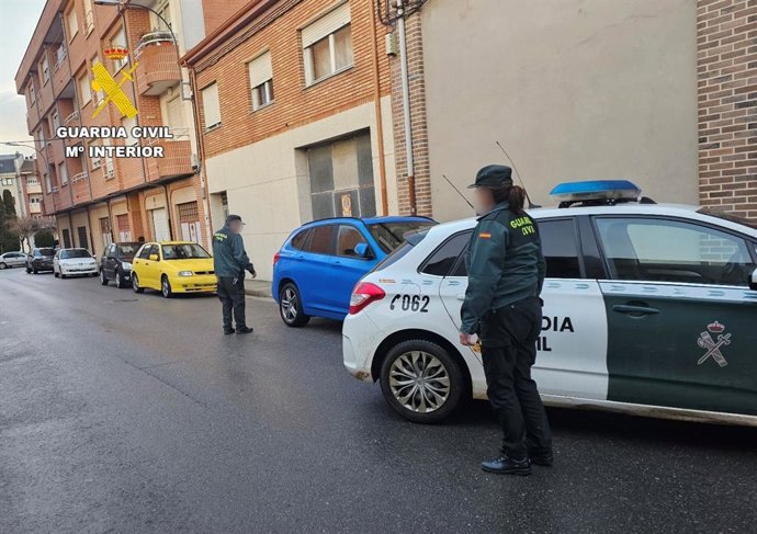 La Guardia Civil ha detenido al presunto autor de pinchar neumáticos en 38 vehículos estacionados en Santa María del Páramo (León).