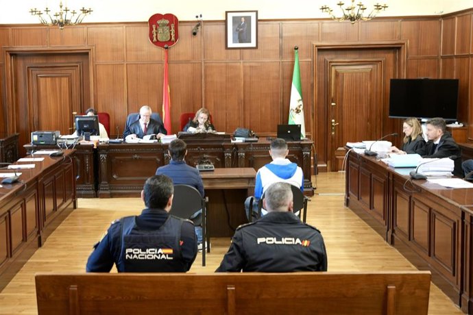 Los dos acusados de apuñalar mortalmente a una joven en Santa Clara (Sevilla) durante el juicio. A 23 de enero del 2026 en Sevilla (Andalucía, España). 