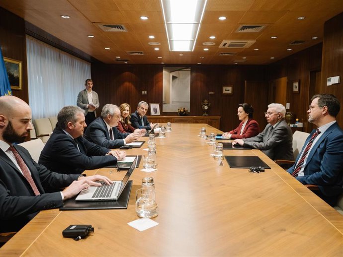 Momento de la reunión mantenida este jueves en Madrid por el ministro de Industria y Turismo, Jordi Hereu, los consejeros Marisa López Aragón y Juan María Vázquez, y responsables de Sabic