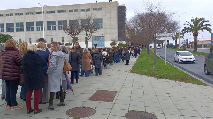 Colas de ciuddadanos de Huelva en el Carolina Marín para acudir a la misa funeral por las víctimas de Adamuz (Córdoba).