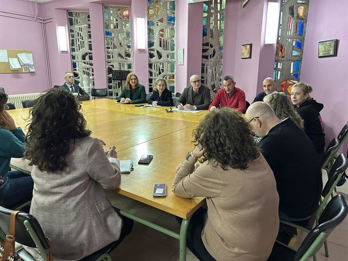La consejera de Educación, María Mercedes Vaquera, reunida con directivos de PROA