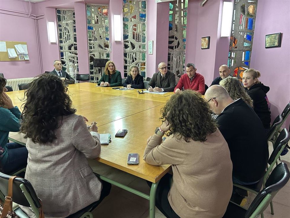 La consejera de Educación, María Mercedes Vaquera, reunida con directivos de PROA