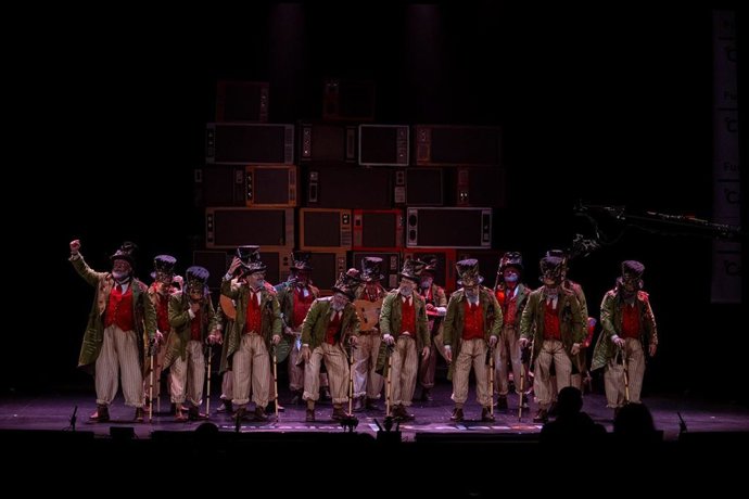 La comparsa Los Humanos, de Martínez Ares, en su actuación en la fase de preliminares en el Falla.