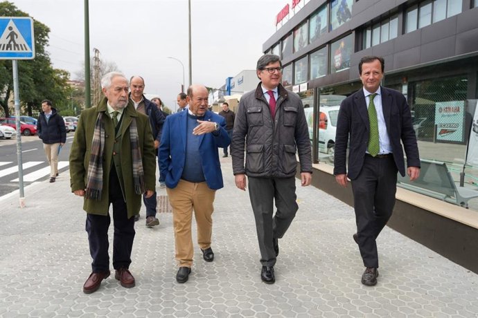 El delegado de Movilidad, Álvaro Pimentel, sobre las obras obras de saneamiento en la calle Comercio del Polígono Industrial Carretera Amarilla de Sevilla.