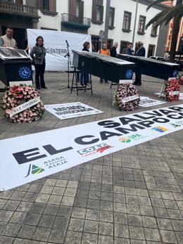 Concentración del sector primario frente a la Delegación del Gobierno en Canarias para protestar contra el borrador del marco financiero plurianual europeo en el que se busca incluir el POSEI en la PAC
