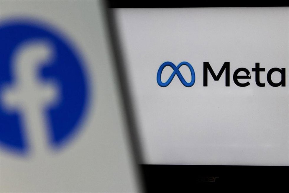 Archivo - Logo de Meta con uno de Facebook de fondo.
