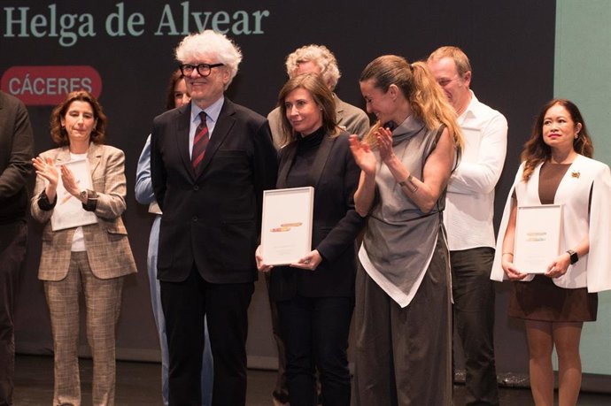 La directora del Museo Helga de Alvear, Sandra Guimarâes, recoge la distinción de uno de los mejores proyectos culturales del país