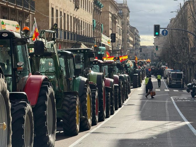 Columna de tractores por las calles de Salamanca en las protestas del 'súper jueves'