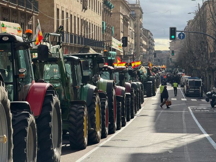 Columna de tractores por las calles de Salamanca en las protestas del 'súper jueves'