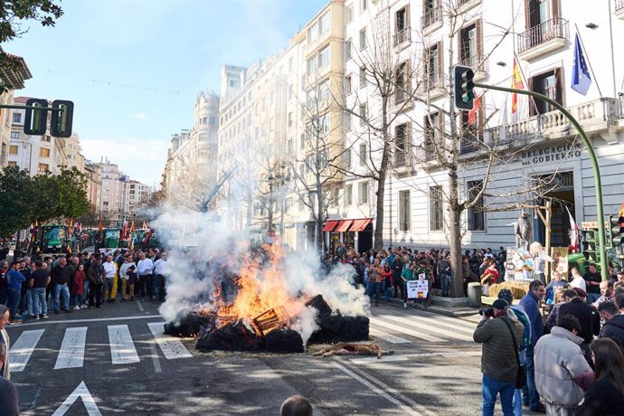 Fogata a las puertas de la Delegación del Gobierno durante la tractorada en Santander
