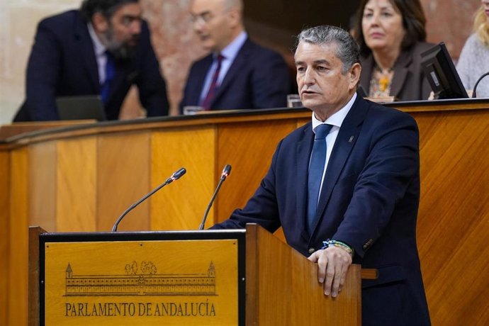 El consejero de Sanidad, Presidencia y Emergencias, Antonio Sanz, este jueves en un Pleno extraordinario del Parlamento para informar de la gestión de la Junta en las emergencias ocurridas como consecuencia del accidente ferroviario de Adamuz (Córdoba)