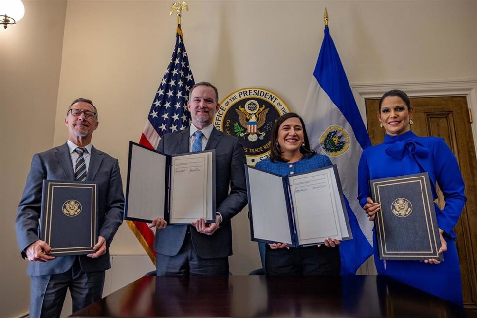 Estados Unidos alcanza un acuerdo comercial con El Salvador que elimina el arancel del 10% a sus productos.