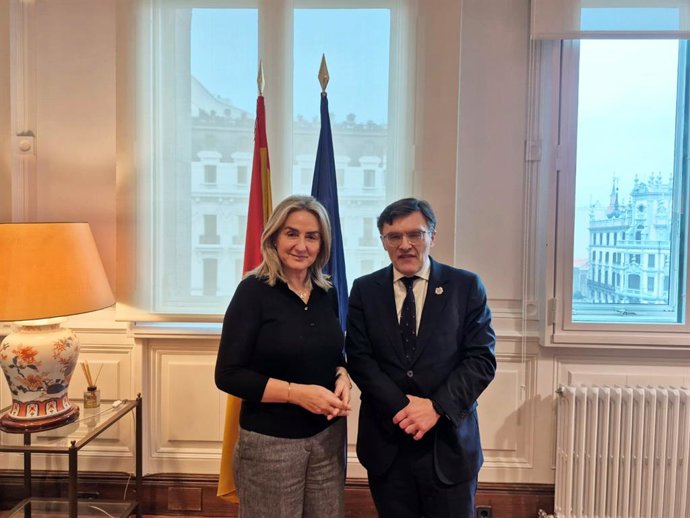 La ministra de Educación, Formación Profesional y Deportes, Milagros Tolón, y el presidente del Comité Paralímpico Español (CPE), Alberto Durán, en su primera reunión.