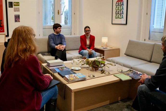 La ministra Sira Rego en una reunión con FEPA.