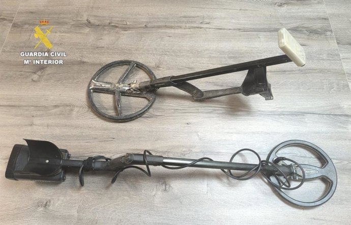 Detenidos dos vecinos de La Rioja por expoliar hasta 23 piezas con detectores de metales en Muro (Soria) .