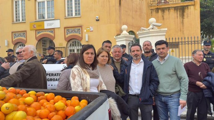 El secretario general del PP de Málaga, José Ramón Carmona, en la concentración de agricultores